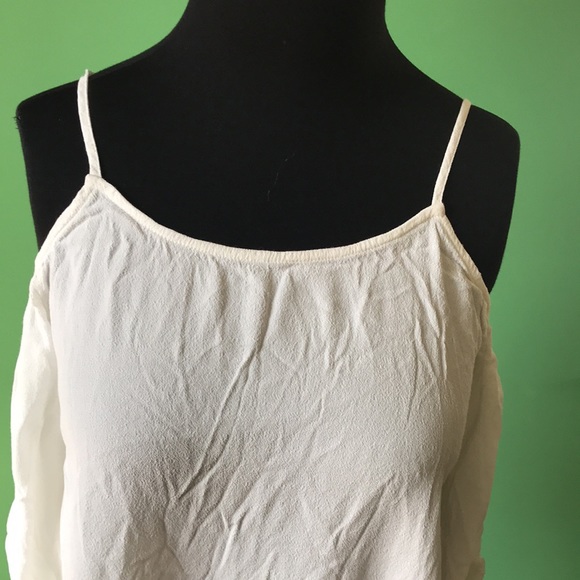 🤍🤍Express Cold Shoulder Top🤍🤍 - Picture 3 of 10